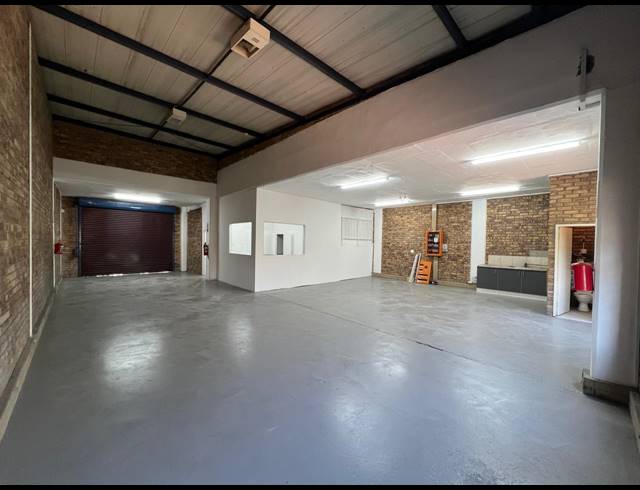280M² WAREHOUSE TO LET IN STRIJDOMPARK